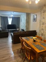 Five Oaks House- Entire 3 Bedroom House for Family & Contractors with up to 5 sleep- NO PARTIES ALLOWED - Chambres d'hôtes Willenhall