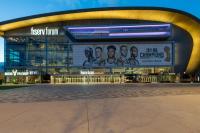 Modern Studio Apt with Rooftop, Gym, and Parking - B&B Milwaukee