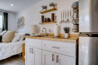 Luxury Tiny Container Home 2mi to Beach Private - Ferienwohnung