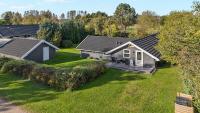 Cozy holiday home - spa, hot tub and play room - close to Marielyst square - B&B