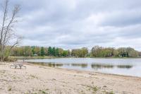 Pet-Friendly Cottage Walk to Gray Lake - Ferienwohnung Lake