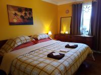 Habitación con cama extragrande y baño privado