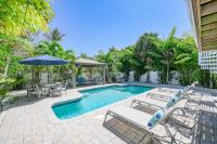 Decked Out - Stunning Home Huge Sunny Resort Style Heated Pool Walk to Pine Ave Beach - Chambres d’hôtes