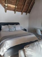 Queen Room with Pool and Dam View