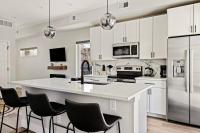 Golden Sanctuary Luxe Apt 1 Block From Main St - B&B Golden