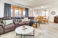 2 Living Areas! Cedar Home 11 Mi to Mt Holiday Ski - B&B Cedar