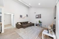 Modern Downtown Escape Sleeps 10 - B&B