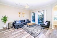 Cozy 2BR Condo - Private Balcony - Near Disney - Bed and Breakfast