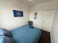 3BR Home for Contractors & Families with Fast WiFi, Smart TV, & Free Parking near Elland Road & Leeds City Centre - Bed and Breakfast Beeston