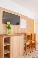 Habitación Triple con terraza y vistas al jardín 