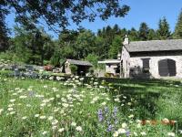 Maison isolée, au cœur des volcans, terrain clos, jeux, confort, cheminée, proche forêts et villages. - FR-1-582-285 - B&B