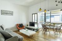 Bright 1BR Apt w Parquet Floor in the City by Sea N' Rent - Chambres d’hôtes Tel-Aviv