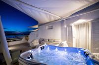 Suite con bañera exterior de hidromasaje y vistas al mar