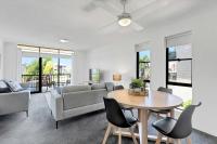 HACIENDA- CANAL VIEWS AND COMFORT - B&B Mooloolabah