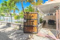 Villa Liliane with private pool by IHR - B&B Cap Malheureux