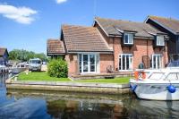 Cavell - sleeps 2 people right in the heart of Wroxham on the Norfolk Broads - B&B