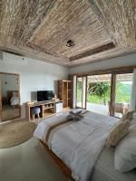 Habitación con cama extragrande y vistas a la montaña