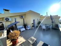 Střešní apartmán s terasou, zahradou a výhledem na moře - B&B Durrës