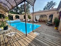 Mas Provençal 8 pers climatisé, 3 chambres avec salles de bains, piscine privée - B&B