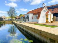 Dutch Cottage sits in its own basin off the River Bure in Horning - Ferienwohnung Horning