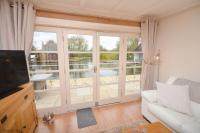 Dutch Cottage sits in its own basin off the River Bure in Horning - Chambres d'hôtes Horning