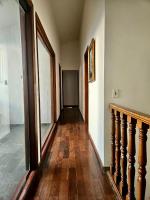 Habitación con cama grande y bañera de hidromasaje