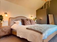 Zimmer mit Kingsize-Bett und Gartenblick.
