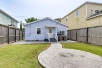 Steps to Seawall: Fenced Family Home in Galveston! - B&B Galveston