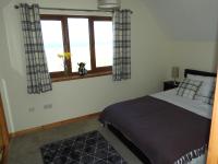 Zimmer mit Kingsize-Bett und Meerblick