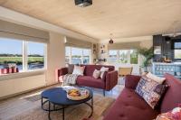 Stunning Waterfront, Wood Fired Hot Tub, Projector & Log Burner - B&B Christchurch