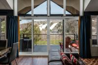 Spacious 3 bedroom condo Ski-in Ski-out St Sau - Bed and Breakfast Saint-Sauveur-des-Monts