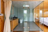 Habitación con cama extragrande y balcón