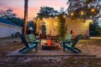 Modern Oak Island Escape 1 Mile to Long Beach! - Chambres d’hôtes