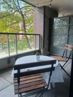 Modern Chinatown - entire apartment - B&B Vancouver