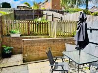2-Bed House with Garden & Free Parking, Quiet Location, Cwmbran - Bed and Breakfast Cwmbran