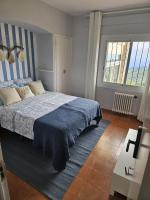Habitación con cama grande