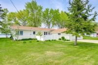 Shawano Lake House w/ Boat Dock, Kayaks, & Grill! - Chambres d'hôtes Cecil