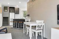 Parkwood 5 - 2BR Split Level l Spa Bath l BBQ l Central Location l WiFi - Bed and Breakfast Jindabyne