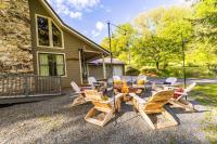 Cozy Family Getaway w Games Hot Tub & Fire Pit - B&B