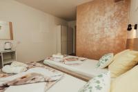 Tweepersoonskamer met 2 Aparte Bedden en Eigen Badkamer