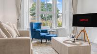 Luxury 3-Bed Cirencester Apartment with garden, parking and EV charger - B&B