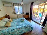 Chambre Lit Queen-Size - Vue sur Piscine