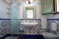 Zimmer mit Kingsize-Bett und Meerblick