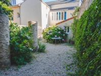 Maison mitoyenne avec jardin clos et terrasse à 200m de la plage - Vieux Port de Pornic - FR-1-306-1213 - Chambres d’hôtes