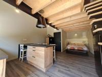 Studio cosy avec mezzanine, cour privative et espace vert à Rochetrejoux - FR-1-426-478 - B&B
