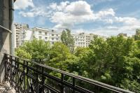 Romanian Athenaeum Flat - Refined 3BR Steps from Calea Victoriei - B&B Bucarest