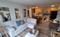 Modern 1br Apt, Up to 4 people, Steps to 17th Ave, Downtown & Stampede - B&B Calgary