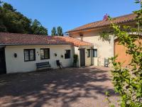 Gîte Belle, Piscine privée, vue sur la campagne - B&B Nonac