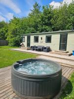 Silver Birch Nabb Lane Woods Hot tub near Alton Towers - Chambres d'hôtes Combridge