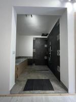 Habitación con cama extragrande y bañera de hidromasaje